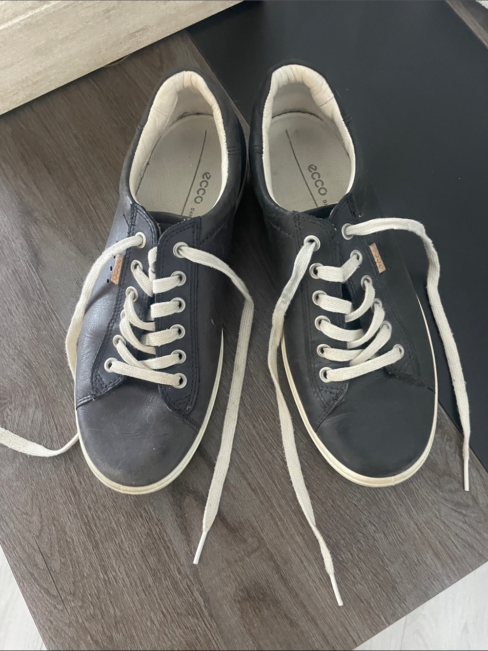 ECCO ladies  Black Leather Sneakers with Laces